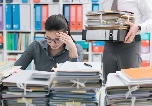 Ung Stressad Sekreterare Kontoret Överväldigad Arbete Och Skrivbord Full Filer — Stockfoto