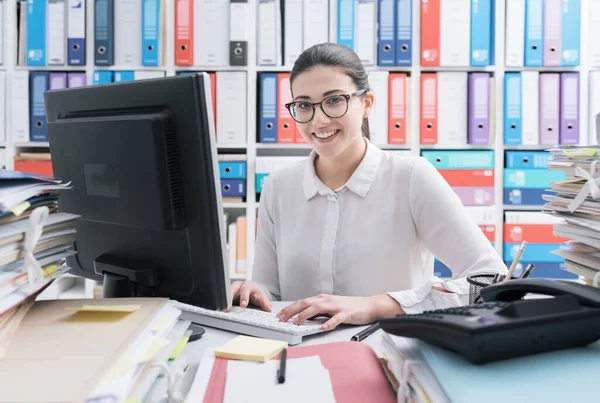 Junge Lächelnde Sekretärin Arbeitet Schreibtisch Und Tippt Auf Einer Tastatur — Stockfoto