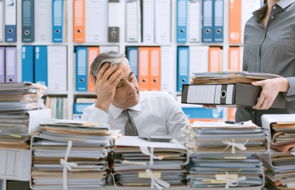 Stresowany Biznesmen Pracujący Biurze Przeciążony Pracą Pulpit Jest Pokryty Papierkową — Zdjęcie stockowe