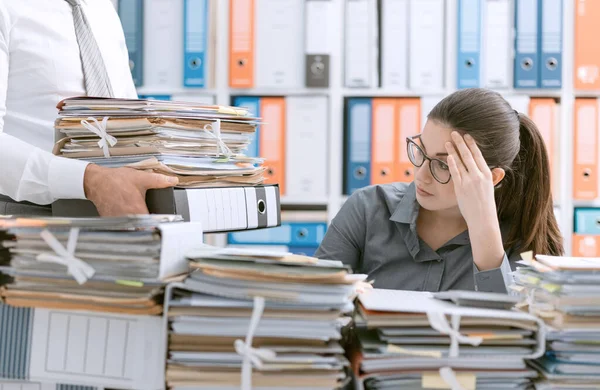 Joven Secretaria Estresada Oficina Abrumada Por Trabajo Escritorio Lleno Archivos —  Fotos de Stock