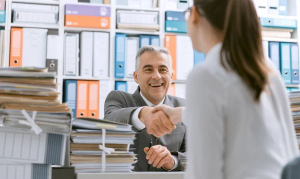 Affärsmän Möts Kontoret Och Skakar Hand Avtal Rekrytering Och Samarbetskoncept — Stockfoto