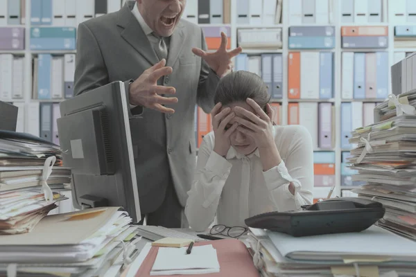 Naštvaný Šéf Křičí Svého Mladého Zaměstnance Ona Stresu Pocit Frustrace — Stock fotografie