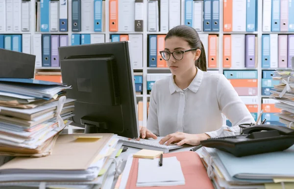 Junge Selbstbewusste Geschäftsfrau Arbeitet Schreibtisch Und Stapelt Papierkram — Stockfoto