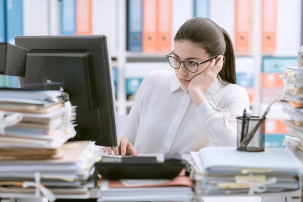 Young Bored Office Worker Sitting Desk Working She Overloaded Paperwork — Stock Photo, Image