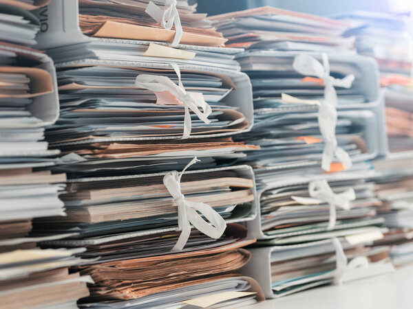 Пачки документов и файлов в офисе: перегрузка, управление файлами и концепция администрирования
