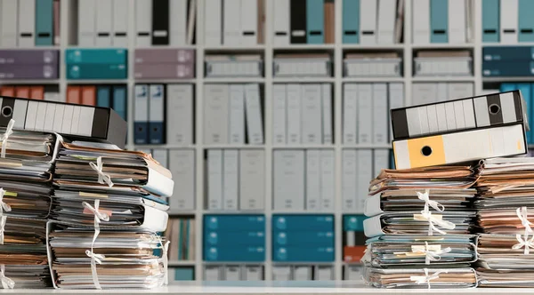 Pilhas Arquivos Papelada Escritório Estantes Segundo Plano Conceito Gestão Arquivo — Fotografia de Stock