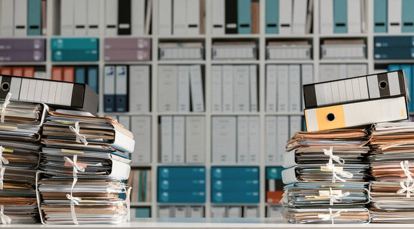 Пачки файлов и документов в офисе и книжные полки на заднем плане: концепция управления и архива
