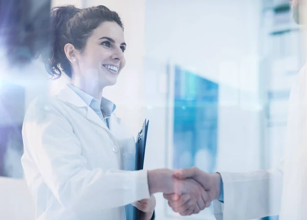 Mujer Joven Practicante Estrechando Mano Con Médico Carrera Concepto Profesionales —  Fotos de Stock