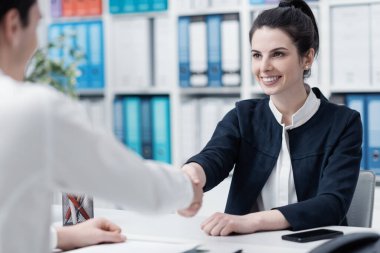 İş adamları ofiste toplanır ve el sıkışır, işe alınır ve anlaşma sağlanır.