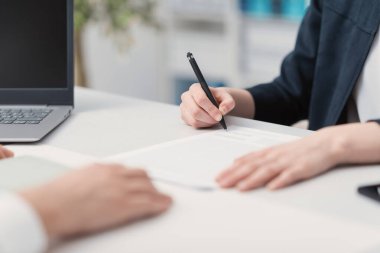 İş adamları ofiste toplanıyor, bir kadın sözleşme imzalıyor: anlaşma ve adam toplama konsepti