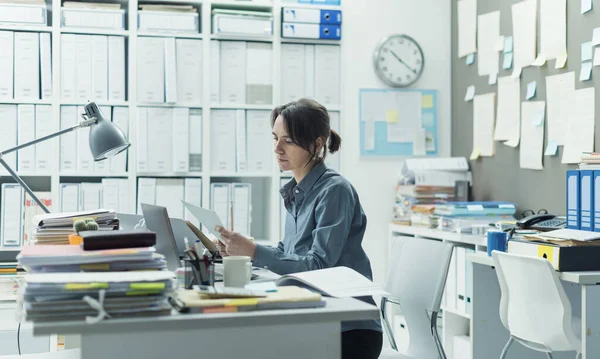 Efficiënte Vrouwelijke Kantoorbediende Die Aan Het Bureau Zit Werkt — Stockfoto