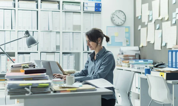Effektiv Kvinnlig Kontorist Som Sitter Vid Skrivbordet Kontoret Och Arbetar — Stockfoto