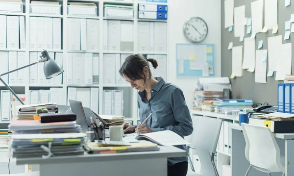 Effiziente Bürokauffrau Sitzt Schreibtisch Büro Und Arbeitet — Stockfoto