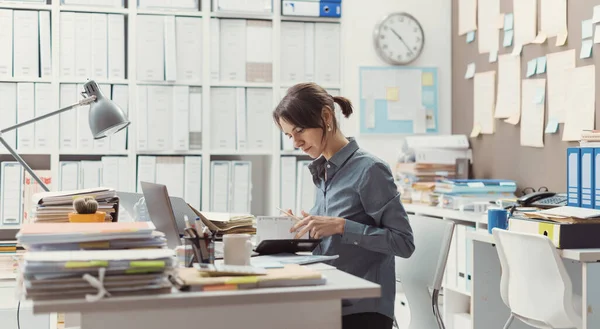 Effiziente Bürokauffrau Sitzt Schreibtisch Büro Und Arbeitet — Stockfoto
