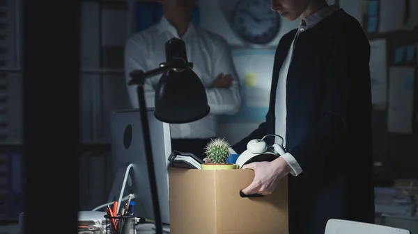 Jefe Despidiendo Joven Empleado Oficina Ella Está Empacando Sus Pertenencias — Foto de Stock