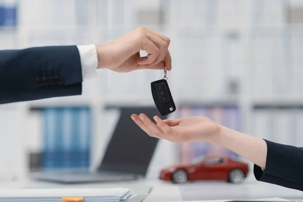 Žena Kupující Nové Auto Podepisuje Smlouvu Přijímá Klíče Auta Agenta — Stock fotografie