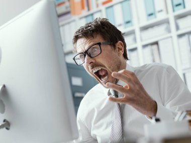 Sinirli işletme yöneticisi bilgisayara bağırıyor, stresli iş ve sistem arızası kavramı