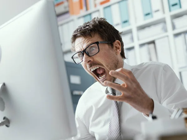 Boze Business Executive Schreeuwen Computer Stressvolle Baan Systeemfalen Concept — Stockfoto