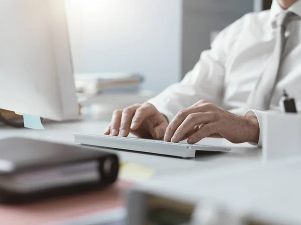 Empresario Trabajando Con Ordenador Oficina Está Escribiendo Teclado Las Manos —  Fotos de Stock