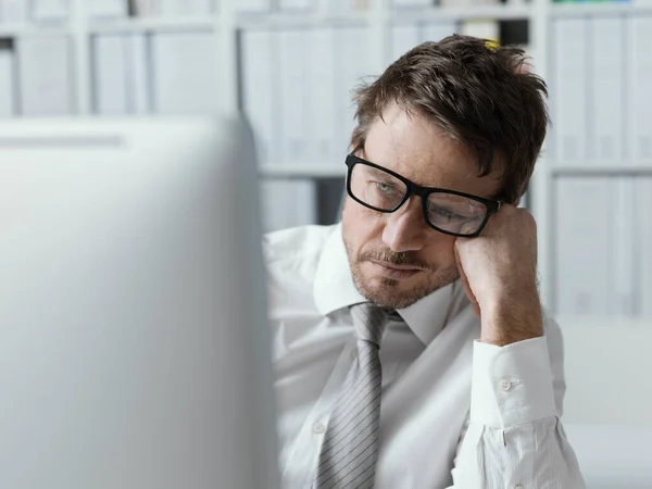 Ejecutivo Negocios Cansado Trabajando Con Computadora Apoyándose Brazo Estrés Concepto — Foto de Stock