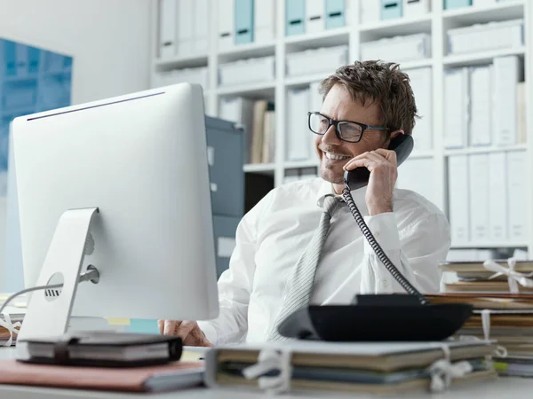 Souriant Dirigeant Entreprise Confiant Ayant Appel Téléphonique Dans Bureau Tient — Photo