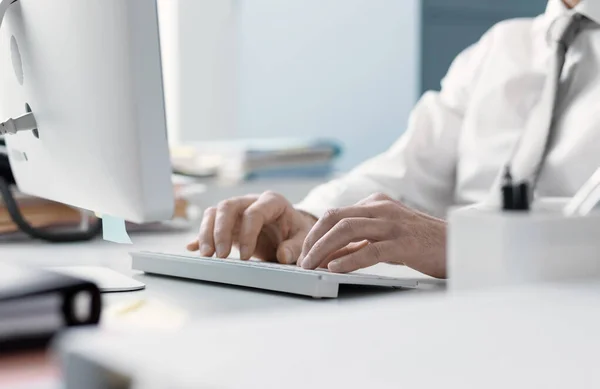 Ofiste Bilgisayarla Çalışan Bir Adamı Klavyeye Yazı Yazıyor Elleri Kapalı — Stok fotoğraf
