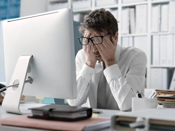 Müder Gestresster Geschäftsmann Schreibtisch Reibt Sich Die Augen Und Fühlt — Stockfoto