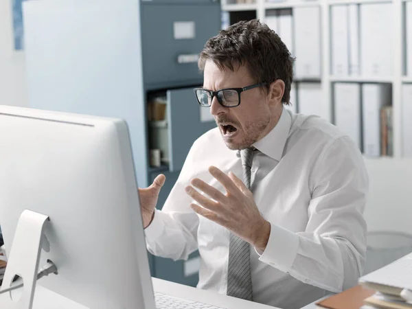 愤怒的企业主管对着电脑大喊大叫 压力大的工作和系统故障的概念 — 图库照片