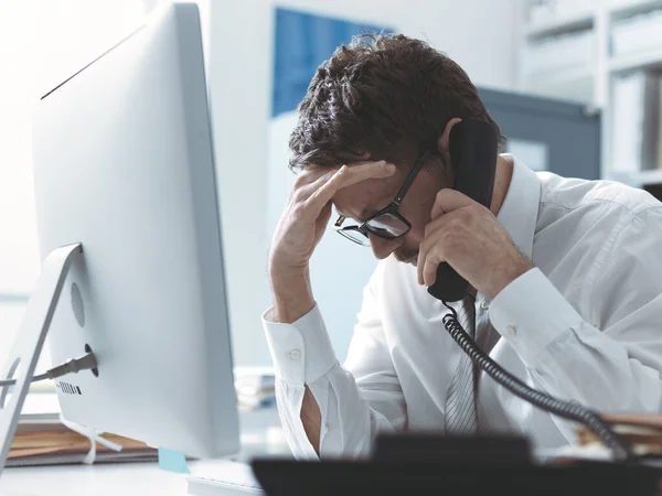 Executivo Negócios Trabalhando Escritório Recebendo Más Notícias Sobre Telefone Falha — Fotografia de Stock