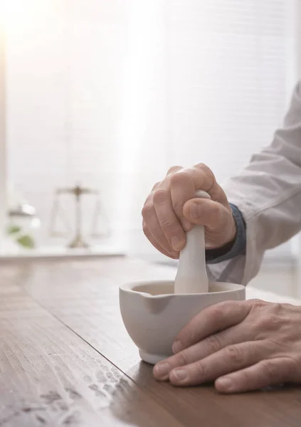 Professionell Farmaceut Slipning Ett Medicinskt Preparat Med Hjälp Murbruk Och — Stockfoto