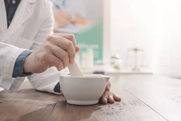 Professioneller Apotheker Zerkleinert Ein Medizinisches Präparat Mit Mörser Und Stößel — Stockfoto