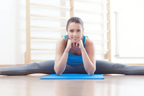 Attractive Woman Working Out Gym Doing Stretching Exercises Mat Legs — Stock Photo, Image