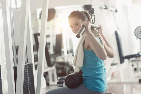 Çekici Bir Kadın Spor Salonunda Egzersiz Yapıyor Bisepsler Makinede Çalışıyor — Stok fotoğraf