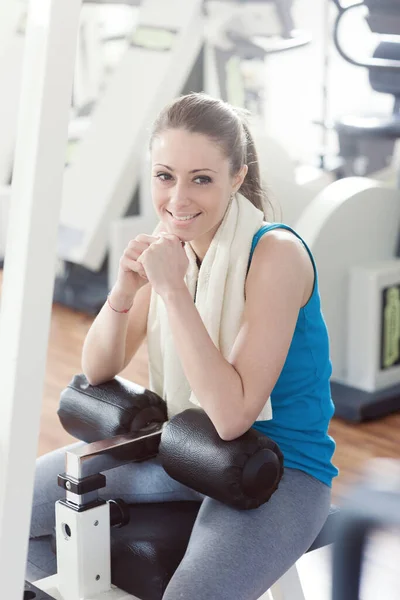 Spor Salonunda Gülümseyen Çekici Bir Kadın Egzersiz Masasında Dinleniyor — Stok fotoğraf