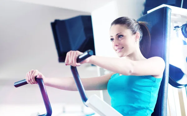 Çekici Bir Kadın Spor Salonunda Egzersiz Yapıyor Bisepsler Makinede Çalışıyor — Stok fotoğraf