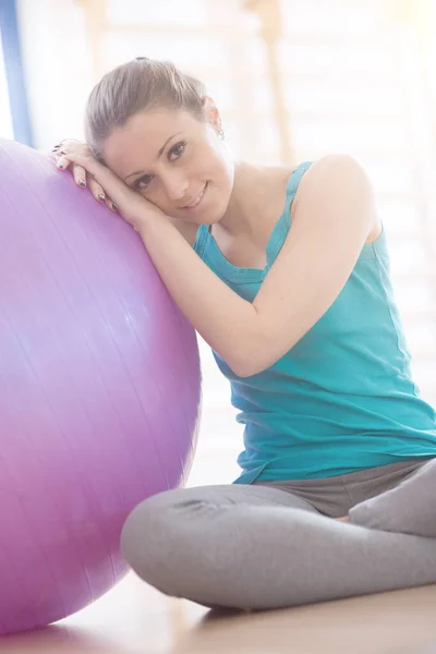 Atraktivní Usmívající Žena Cvičení Tělocvičně Fitness Míč Sedí Podlaze — Stock fotografie