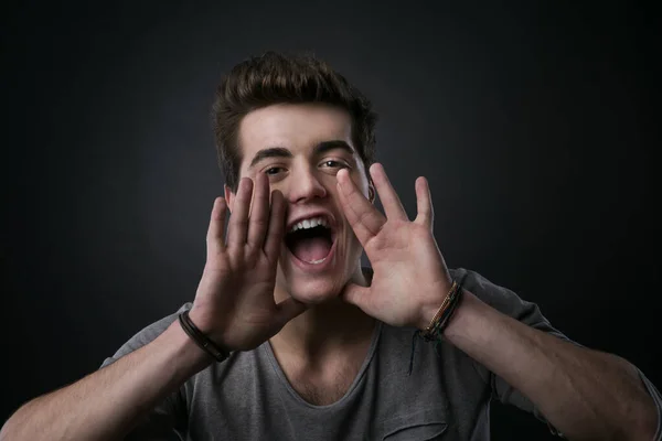Attraktiver Junger Mann Schreit Laut Mit Den Händen Den Mund — Stockfoto