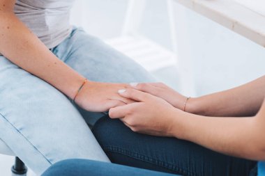 Kız arkadaşını destekliyor ve teselli ediyor, elini tutuyor, ergenlik sorunları ve arkadaşlık kavramı.