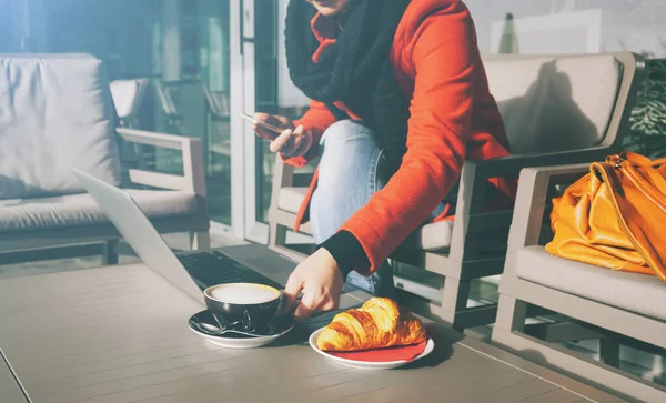 Неузнаваемая Женщина Кафе Работает Над Своим Ноутбуком Пьет Кофе — стоковое фото