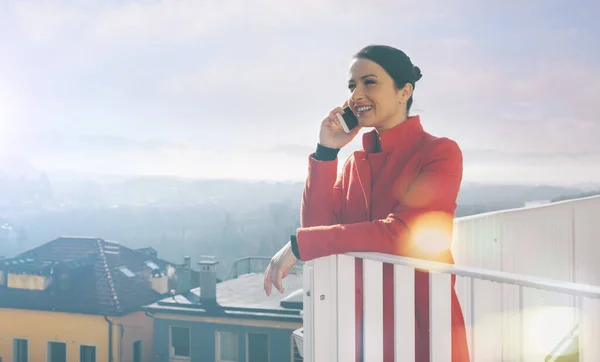 Hermosa Mujer Apoyada Barandilla Terraza Relajándose Teniendo Una Llamada Telefónica — Foto de Stock