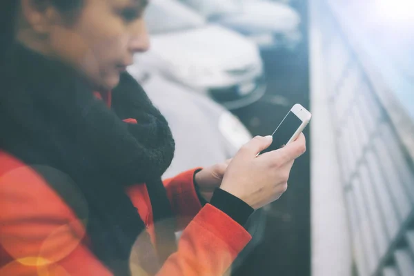 Mulher Sorridente Rua Mensagens Com Seu Telefone Inteligente Parque Estacionamento — Fotografia de Stock