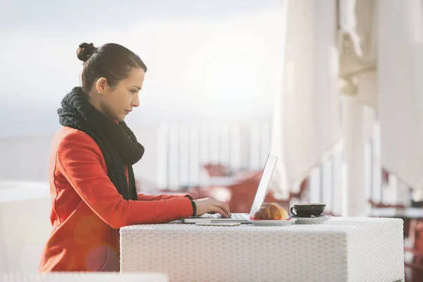 Young Woman Having Breakfast Cafe Terrace Working Her Computer — Stock Photo, Image