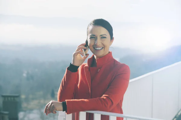 Mosolygó Magabiztos Támaszkodik Teraszon Korláton Miután Egy Telefonhívást Mobilját — Stock Fotó