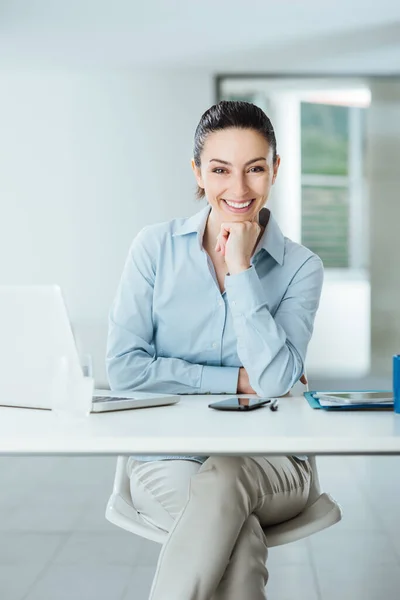 Mooie Zelfverzekerde Vrouwelijke Manager Zit Aan Het Bureau Glimlacht Naar — Stockfoto