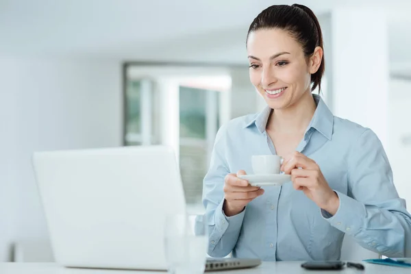 Smiling Woman Watching Video Her Laptop Coffee Break — Stock Photo, Image