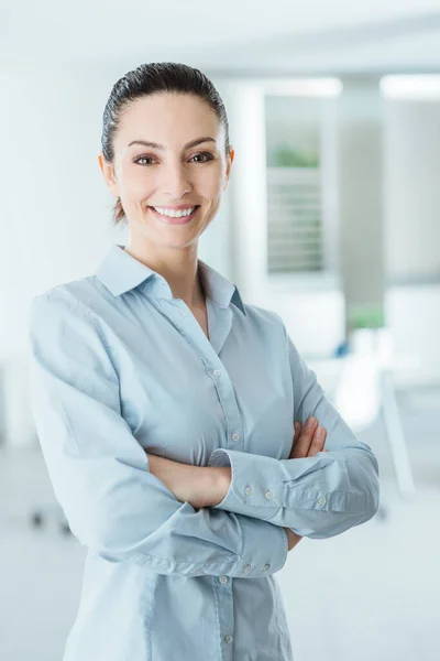 Beautiful Confident Business Woman Posing Crossed Arms Smiling Camera Standing — Stock Photo, Image