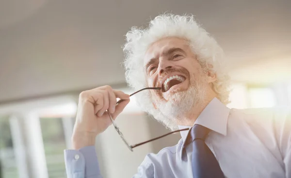Wesoły Uśmiechnięty Portret Biznesmena Trzyma Okulary Śmieje Się Głośno — Zdjęcie stockowe