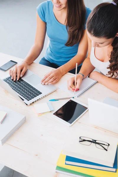 Chicas Sonrientes Lindas Estudiando Casa Usando Portátil Anotando Notas Bloc — Foto de Stock