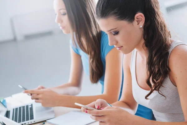 Happy Teen Meninas Sentadas Mesa Redes Sociais Com Seus Telefones — Fotografia de Stock