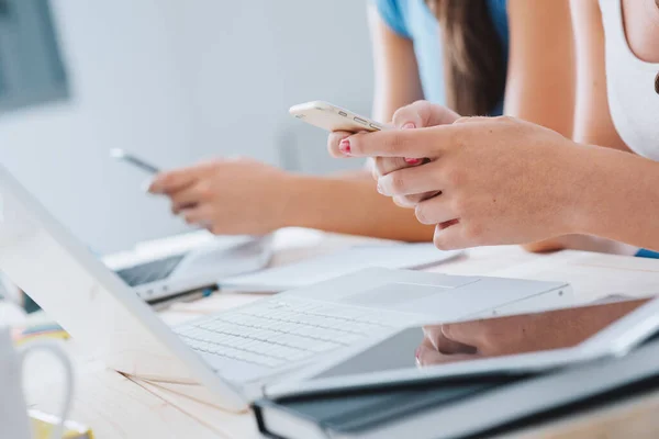 Tonårsflickor Studerar Och Använder Mobiltelefoner Händer Nära Håll Oigenkännliga Människor — Stockfoto